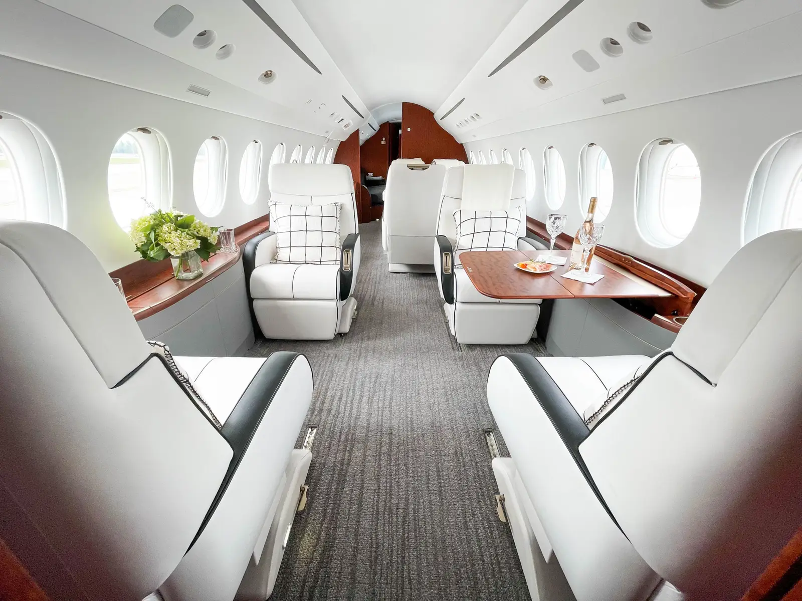 Dassault Falcon 7X N988NW operated by Elevate Jet, LLC photo 2