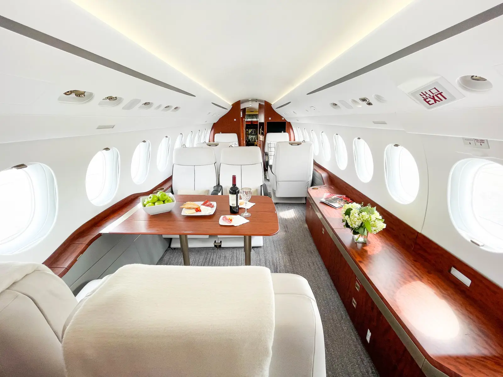 Dassault Falcon 7X N988NW operated by Elevate Jet, LLC photo 3