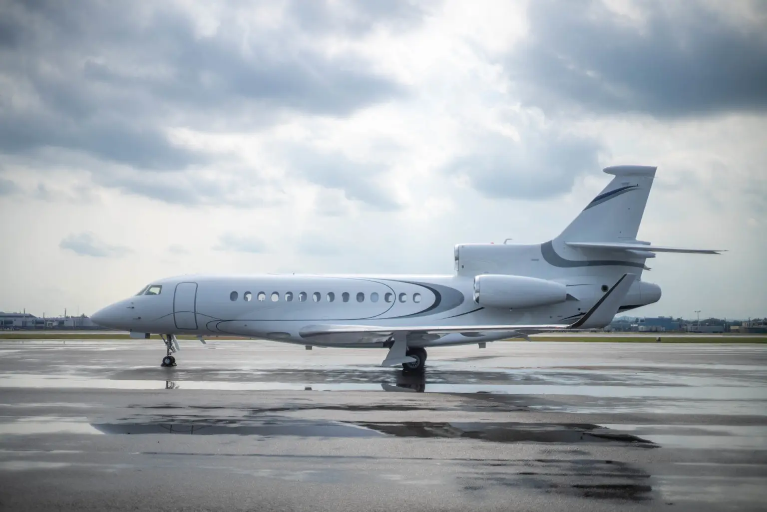 Dassault Falcon 7X N988NW operated by Elevate Jet, LLC photo 4