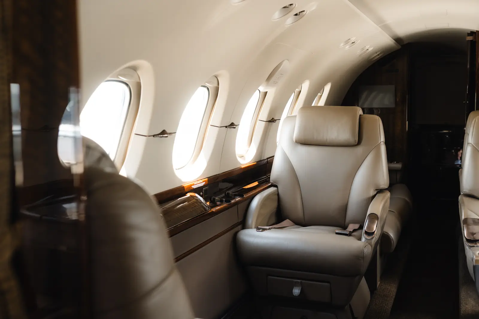 Beechcraft Hawker 800XP N989CL operated by Fly Alliance photo 3
