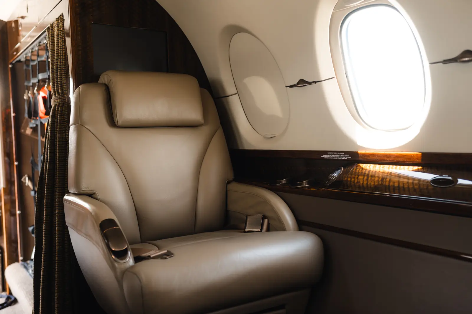 Beechcraft Hawker 800XP N989CL operated by Fly Alliance photo 4