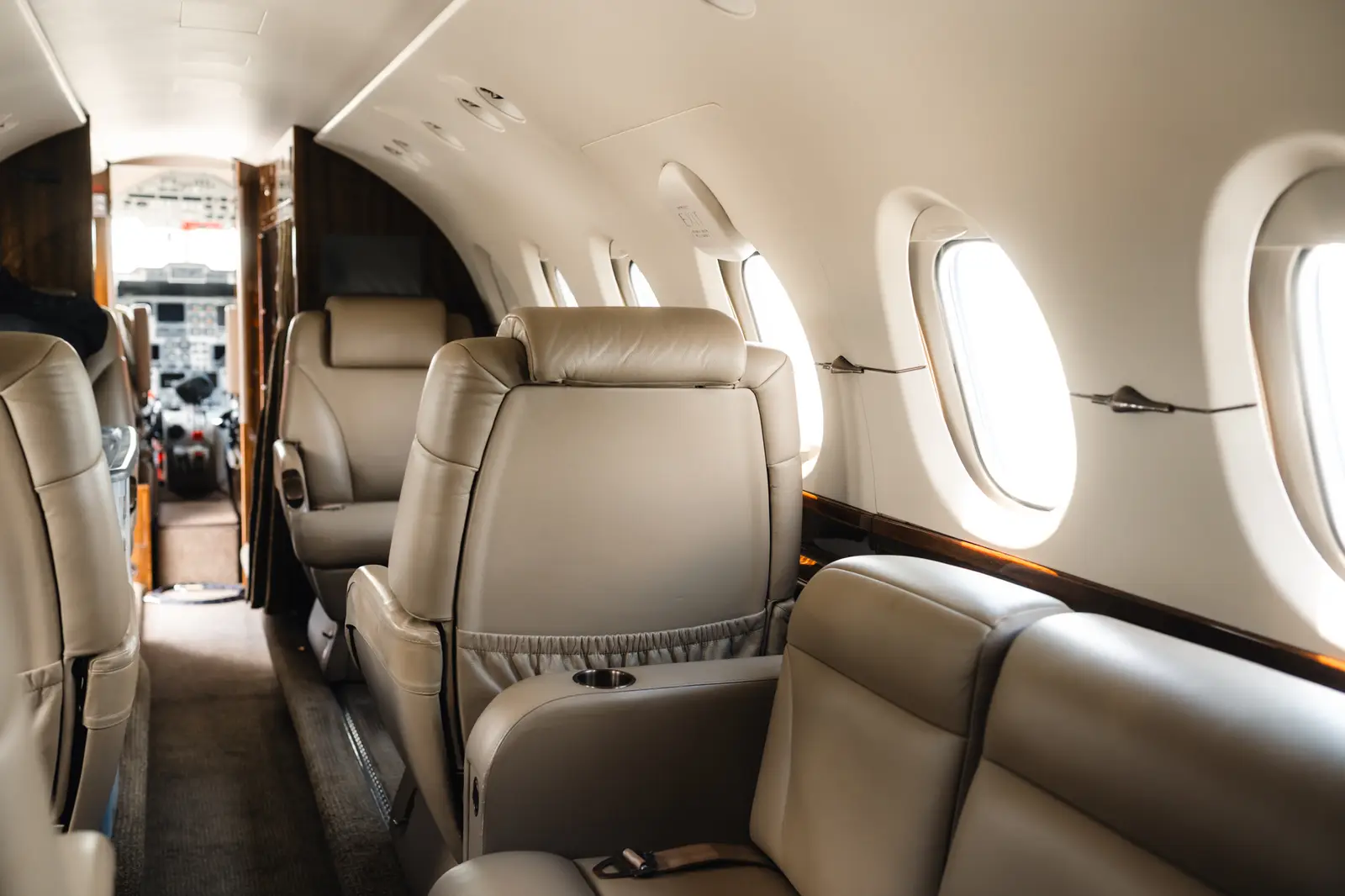Beechcraft Hawker 800XP N989CL operated by Fly Alliance photo 6