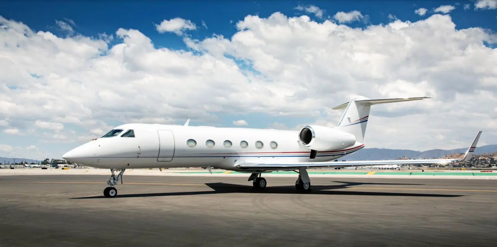 Gulfstream G450 N989KM operated by Jet Aviation, exterior