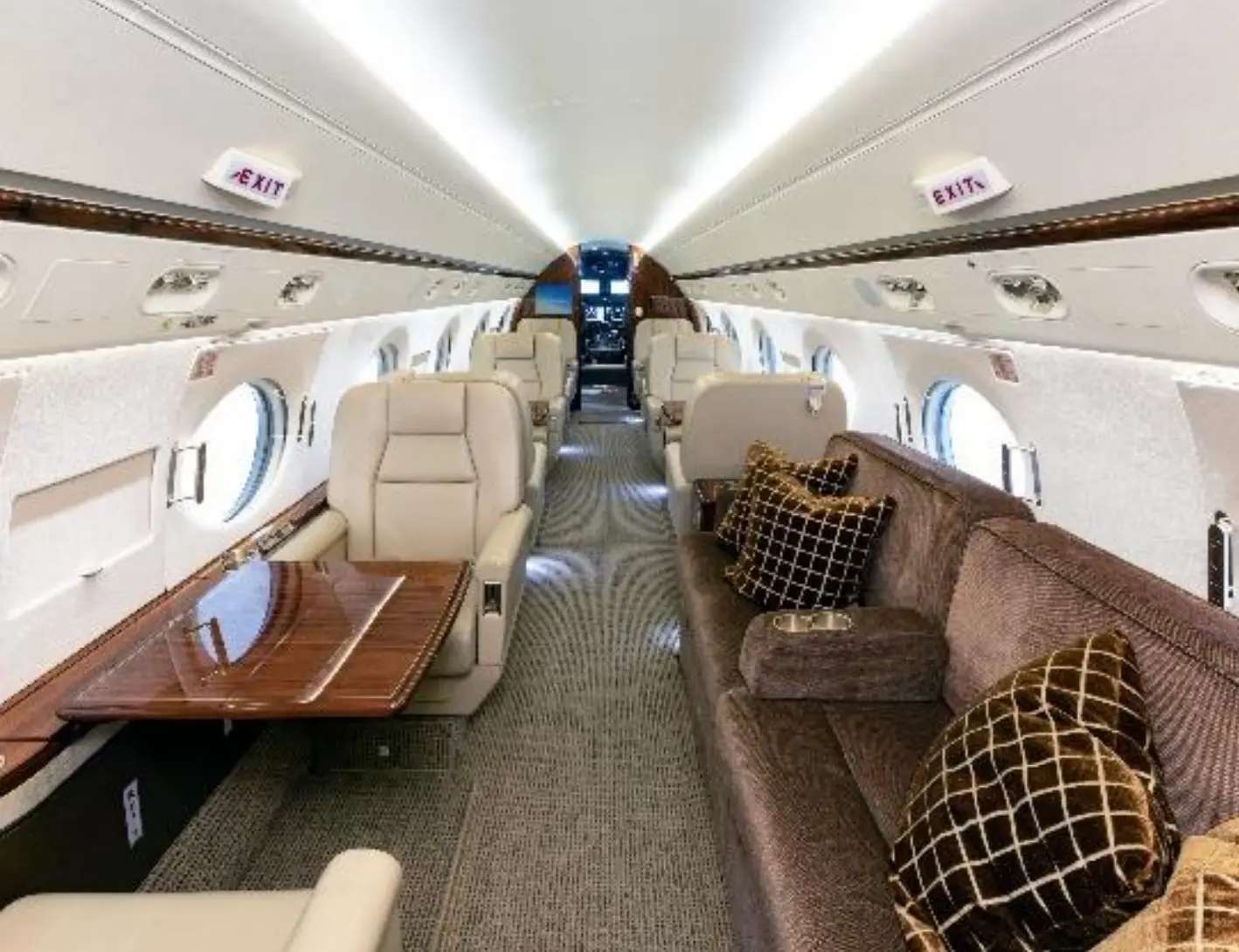Gulfstream G450 N989KM operated by Jet Aviation photo 3
