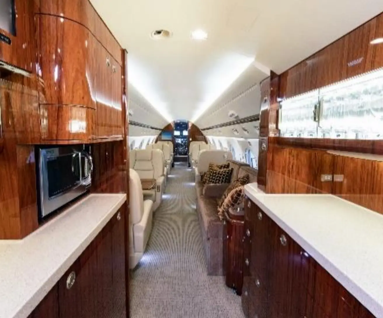 Gulfstream G450 N989KM operated by Jet Aviation photo 6