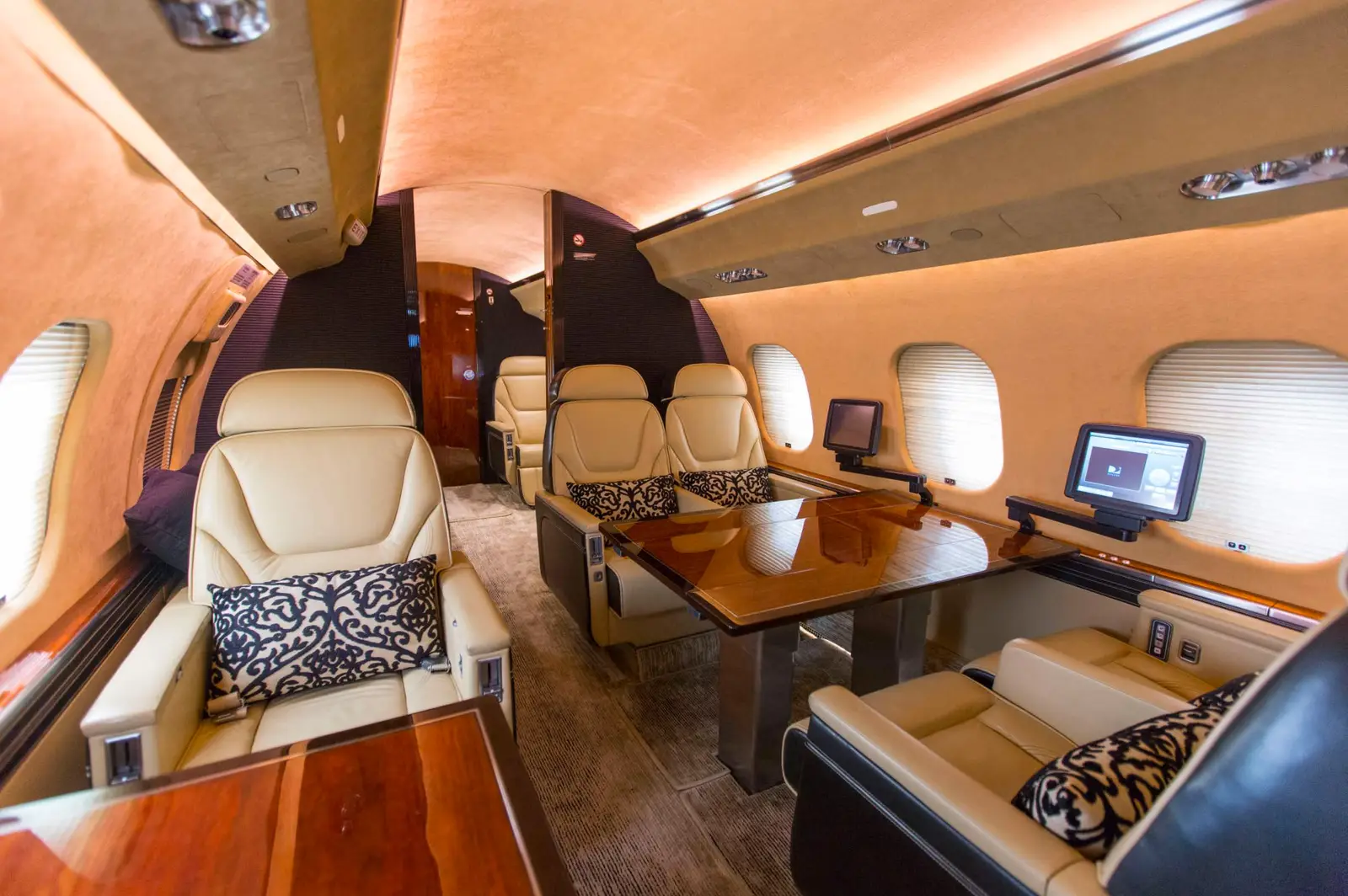 Bombardier Global Express N989SF operated by Cirrus Aviation Services photo 3