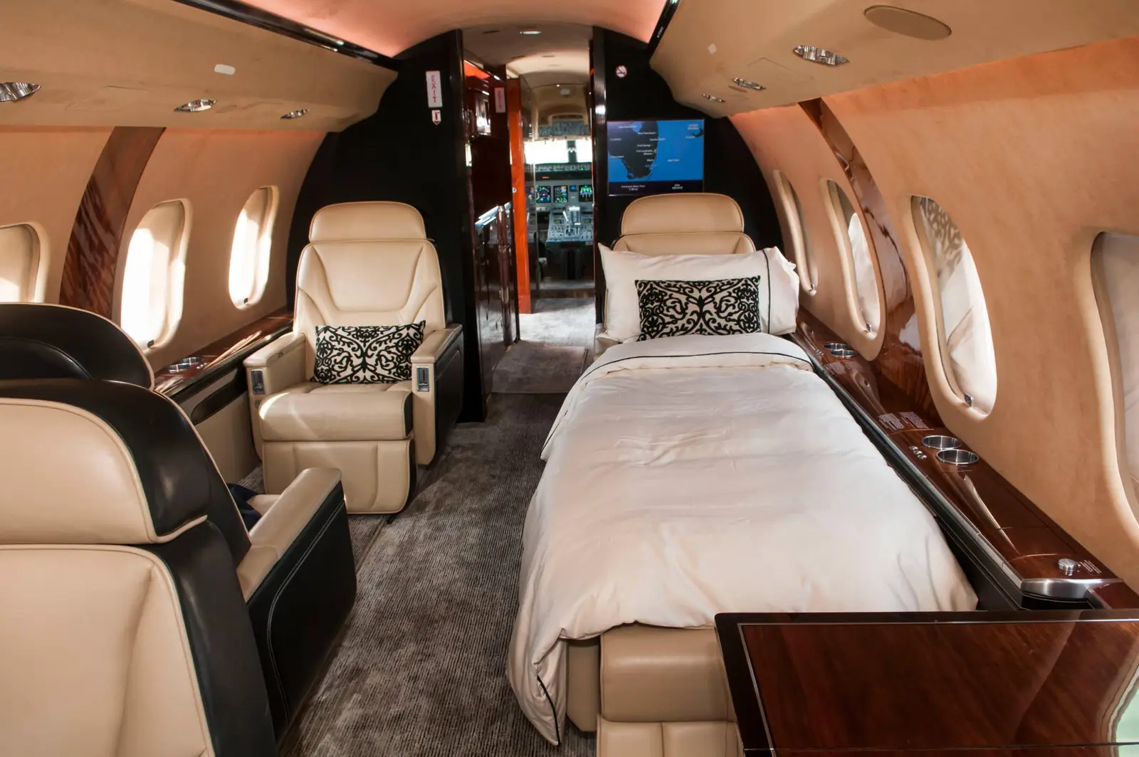 Bombardier Global Express N989SF operated by Cirrus Aviation Services photo 4