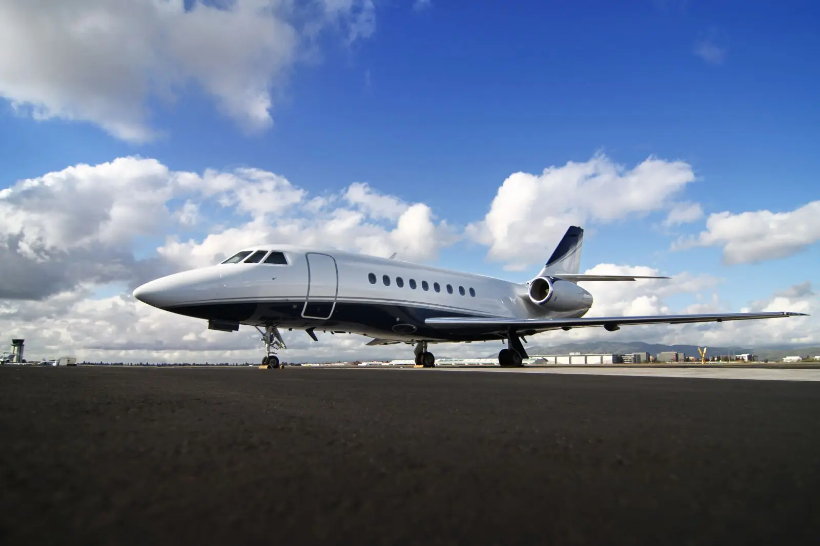 Dassault Falcon 2000 N98RP operated by Reliance Jet, exterior