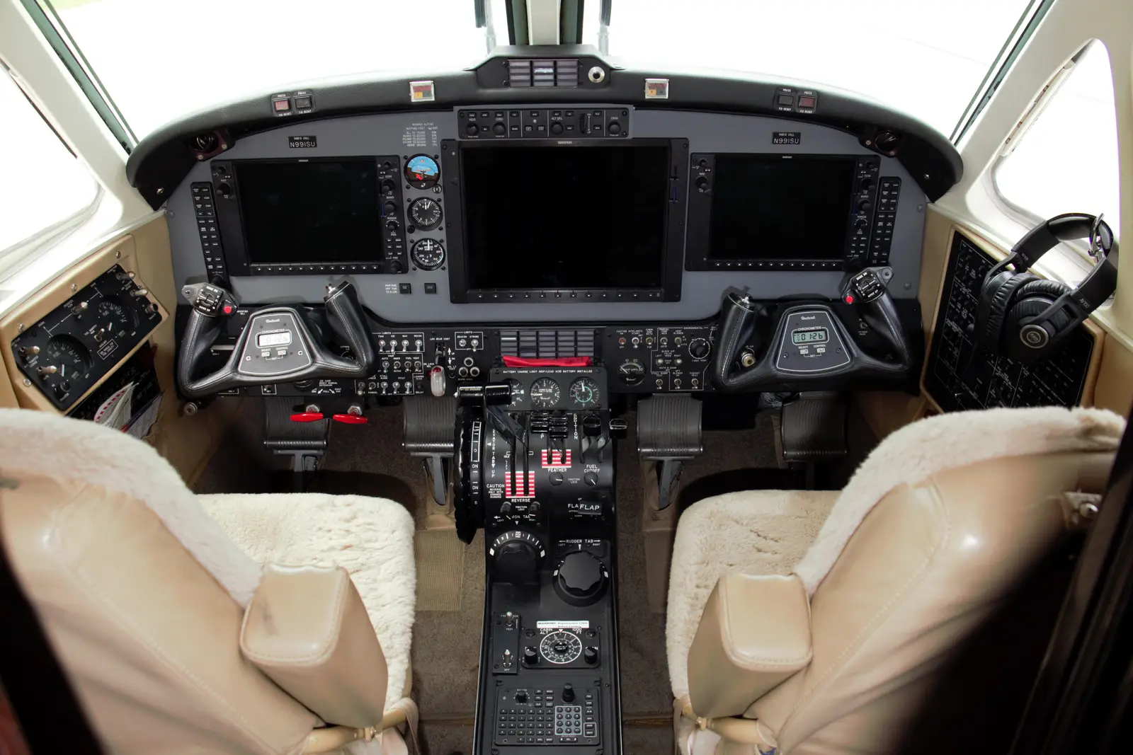 Beechcraft King Air 200 N991SU operated by Air Unlimited photo 3