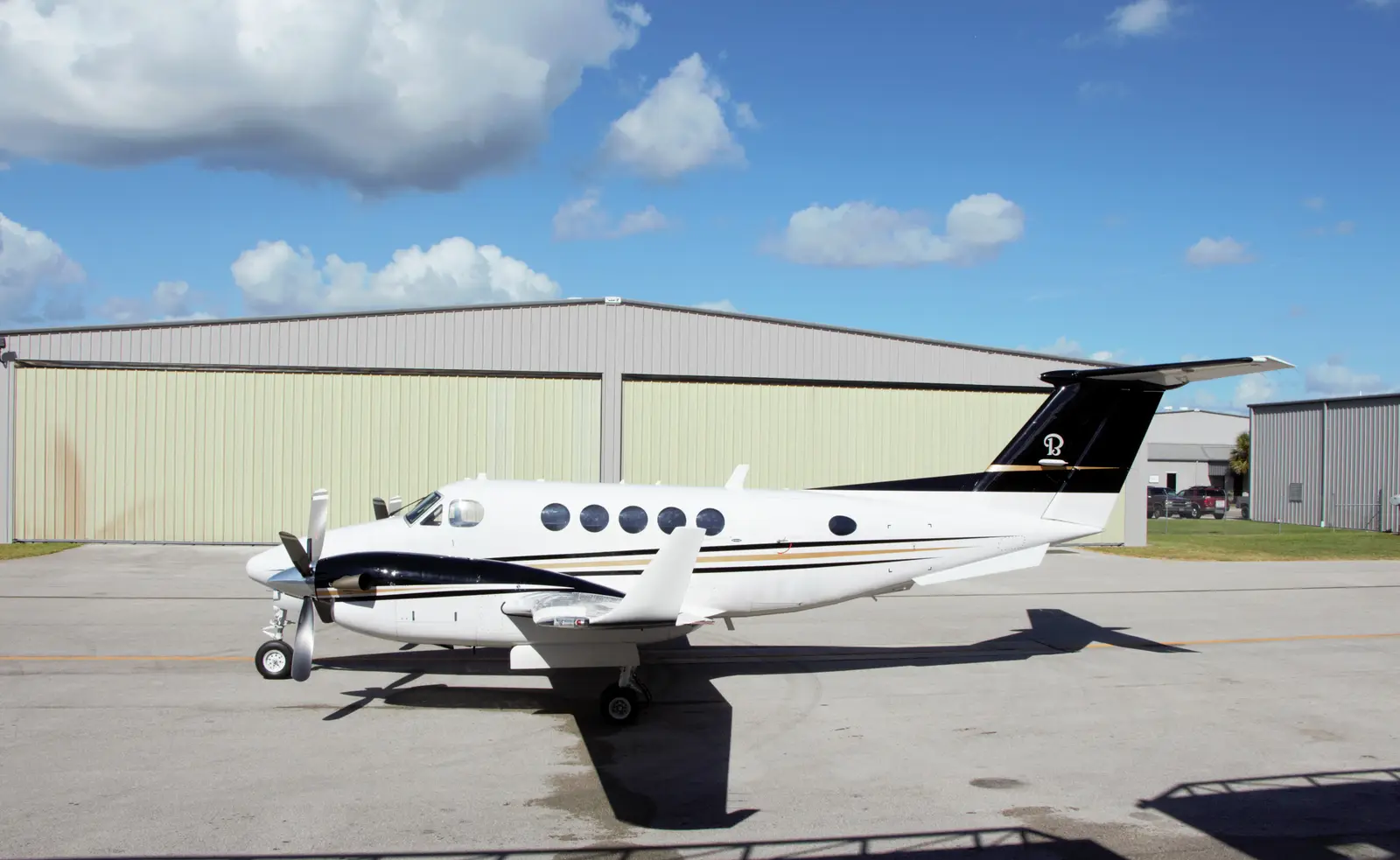 Beechcraft King Air 200 N991SU operated by Air Unlimited photo 4