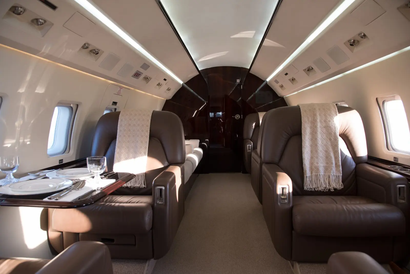 Bombardier Challenger 604 N99CT operated by Ventura Air Services photo 2