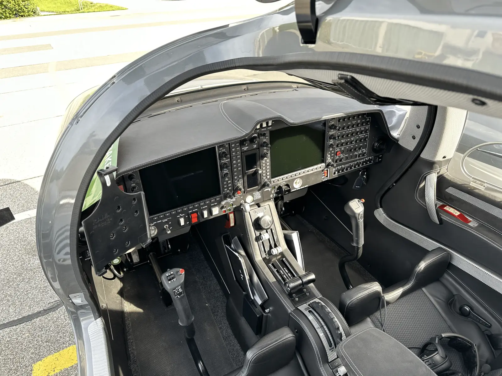 Diamond DA62 OE-FGE operated by Salzburg Jet Aviation GmbH photo 3
