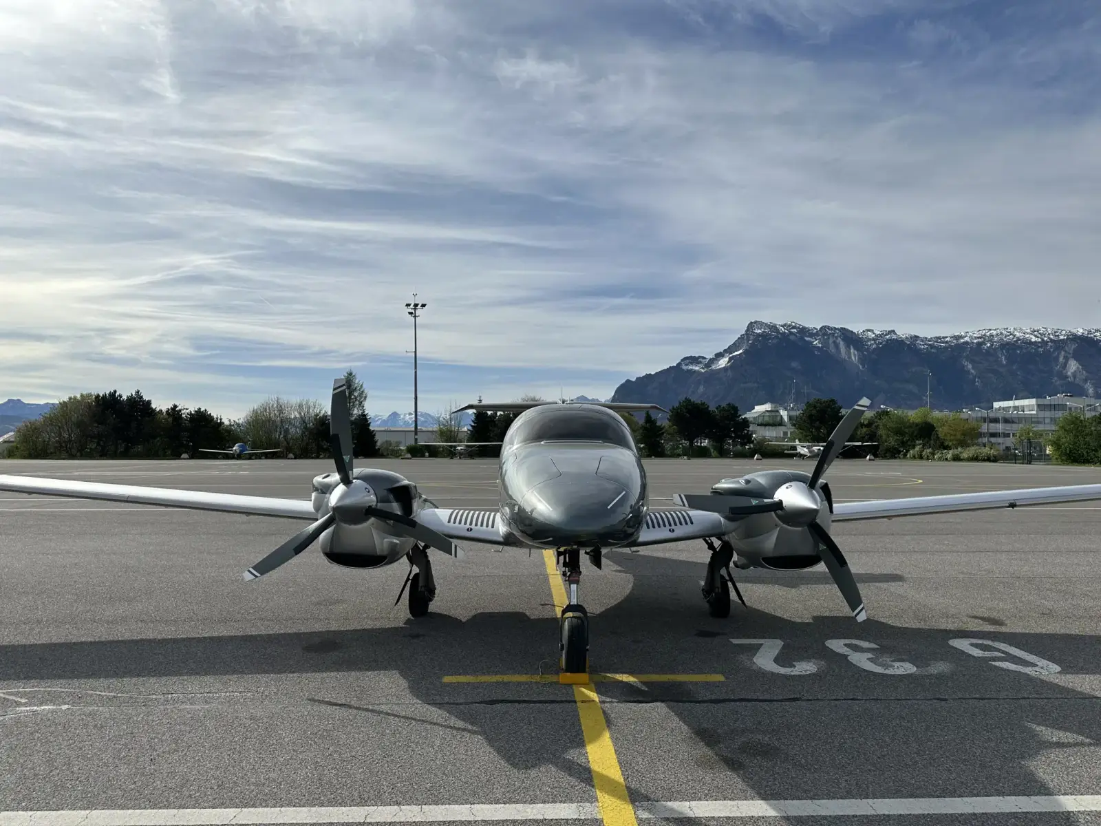 Diamond DA62 OE-FGE operated by Salzburg Jet Aviation GmbH photo 4