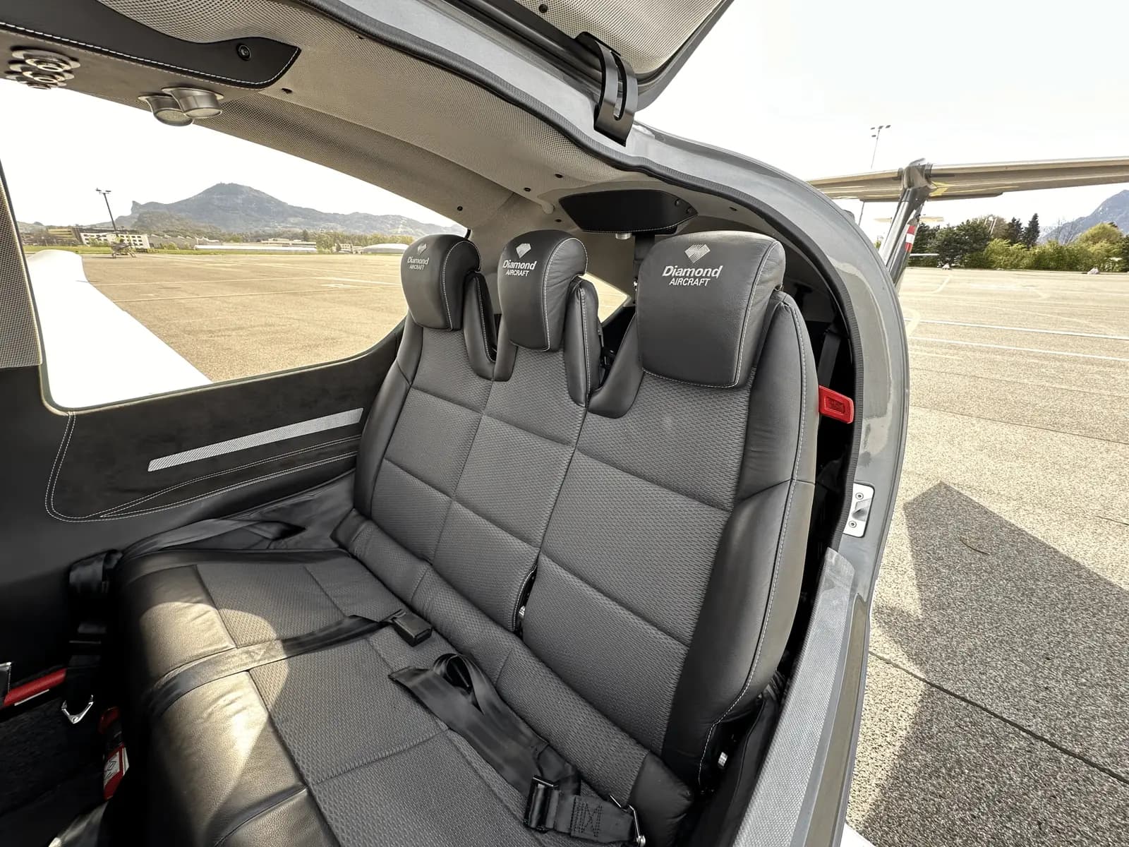 Diamond DA62 OE-FGE operated by Salzburg Jet Aviation GmbH photo 5