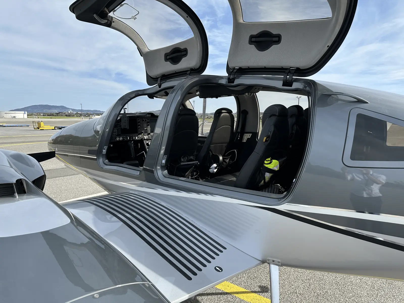 Diamond DA62 OE-FGE operated by Salzburg Jet Aviation GmbH photo 6