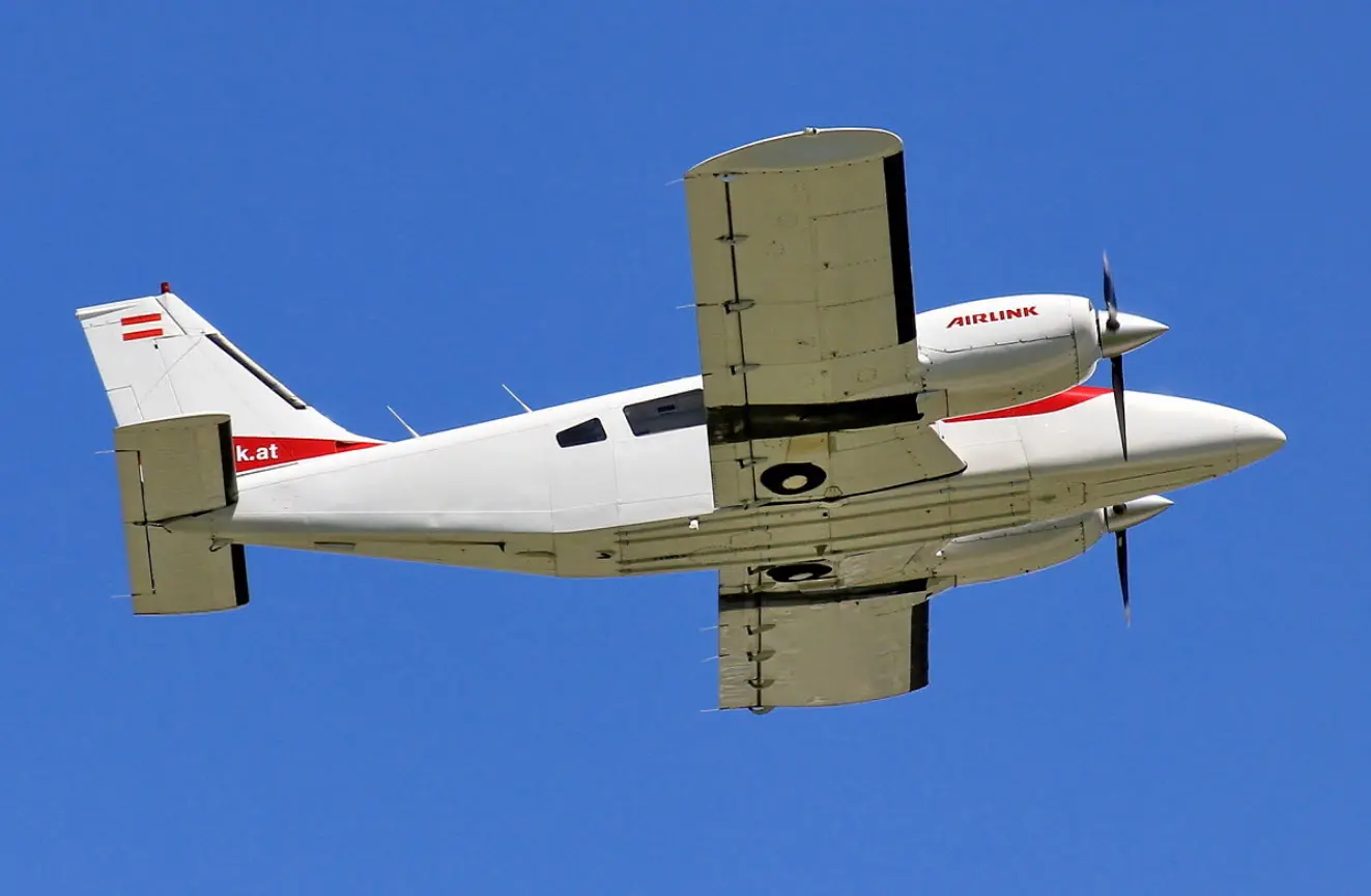 Piper PA-34-200T Seneca II OE-FSM operated by Airlink Luftverkehrs GmbH photo 3