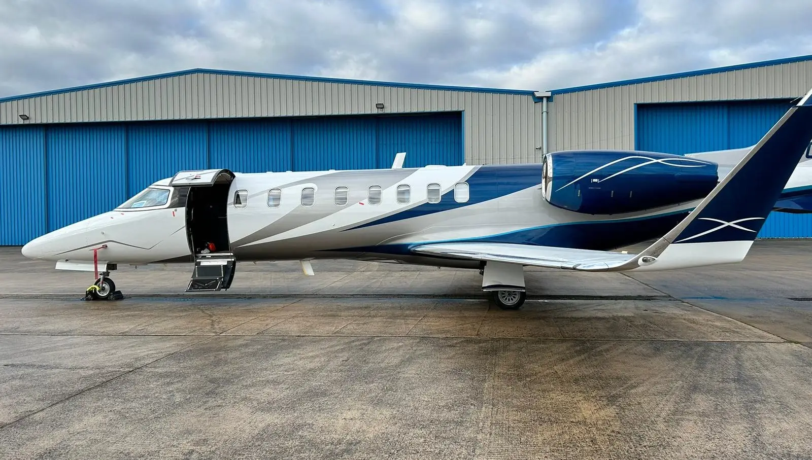 Bombardier Learjet 45 OE-GED operated by JETCOM photo 4
