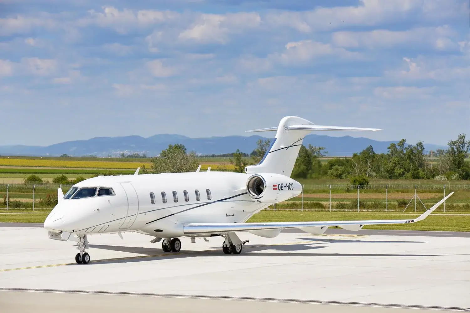 Bombardier Challenger 350 OE-HCU operated by SPARFELL Aviation Group photo 4