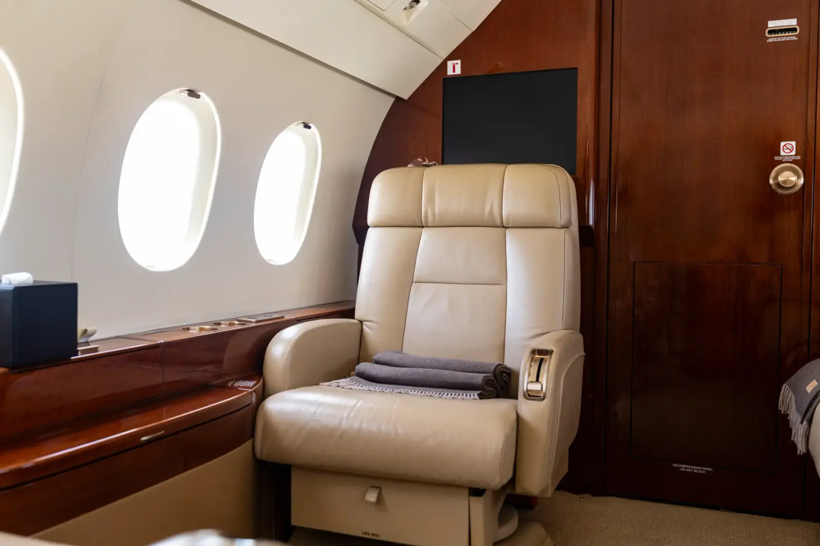 Dassault Falcon 2000LX OE-HLK operated by Skyside GmbH photo 3