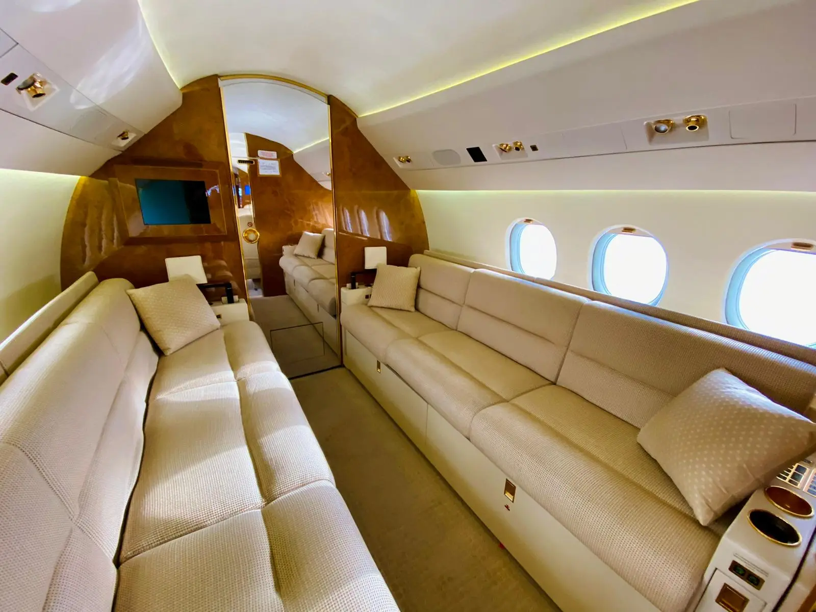 Dassault Falcon 900EX OE-IDM operated by MHS Aviation GmbH photo 4