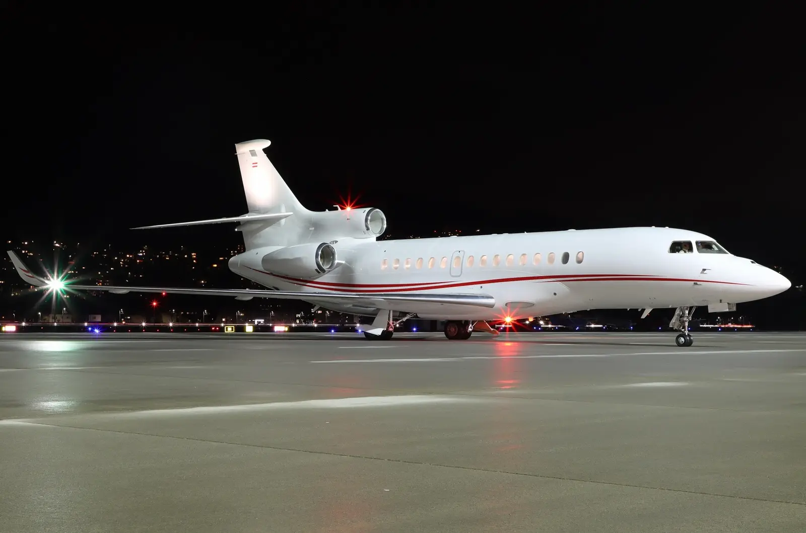 Dassault Falcon 8X OE-IOE operated by JetView GmbH photo 4