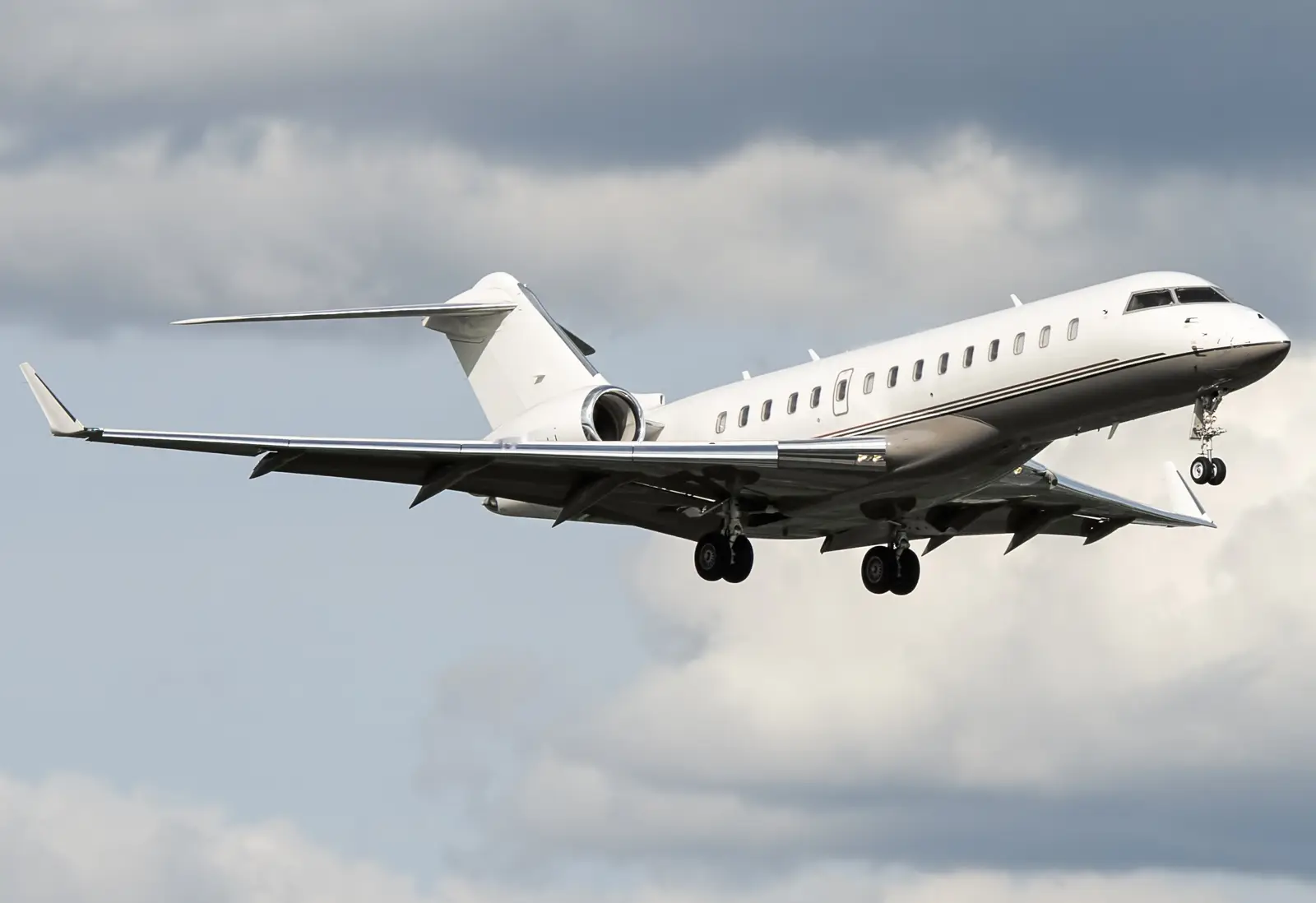 Bombardier Global Express XRS OE-ISJ operated by Avcon Jet AG photo 4