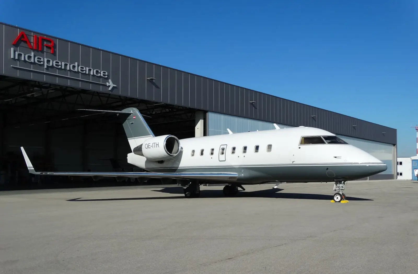 Bombardier Challenger 604 OE-ITH operated by Air Independence, exterior