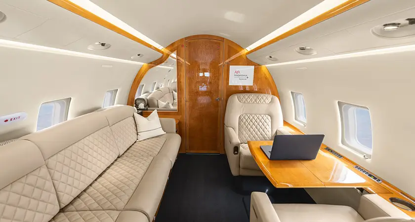 Bombardier Challenger 604 OE-ITH operated by Air Independence photo 3