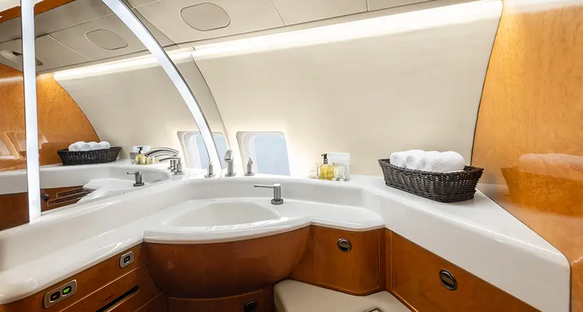 Bombardier Challenger 604 OE-ITH operated by Air Independence photo 5