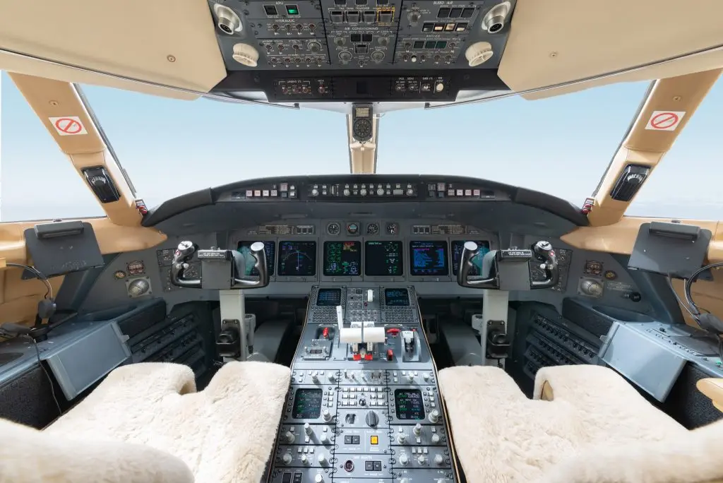 Bombardier Challenger 604 OE-ITH operated by Air Independence photo 6