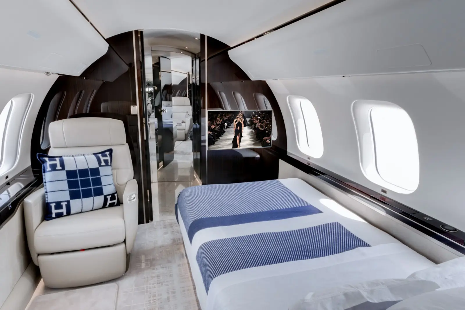 Bombardier Global 7500 OE-IXI operated by Global Jet photo 2