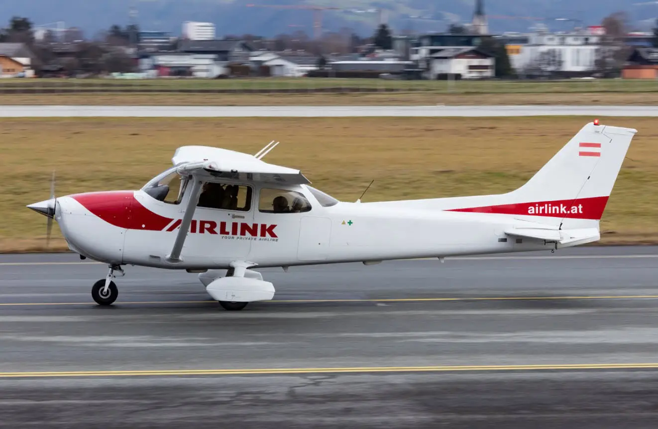 Cessna 172S OE-KAL operated by Airlink Luftverkehrs GmbH photo 2