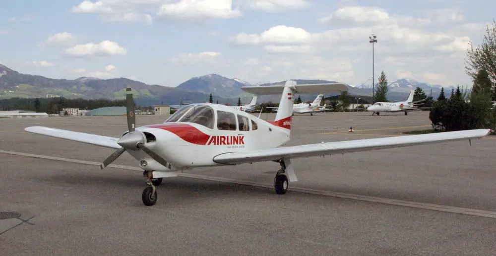 Piper PA-32RT-301T OE-KFT operated by Airlink Luftverkehrs GmbH photo 2