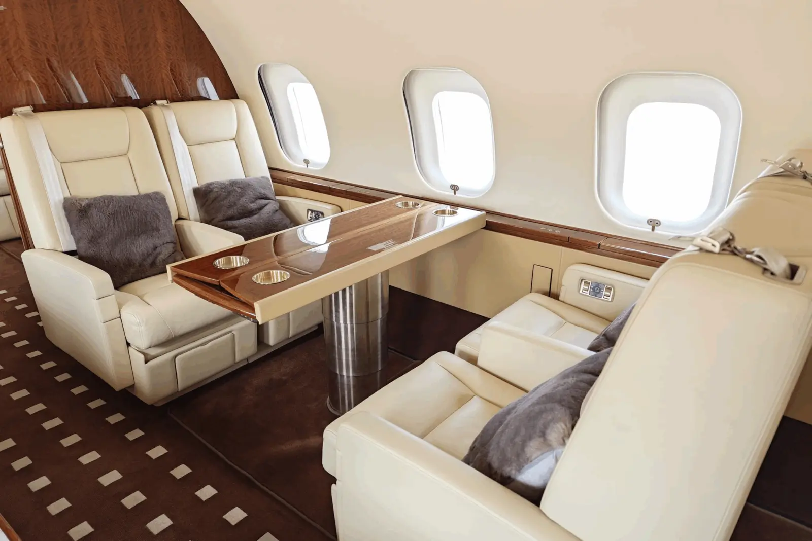 Bombardier Global 5000 OE-LGE operated by Skyside GmbH photo 2