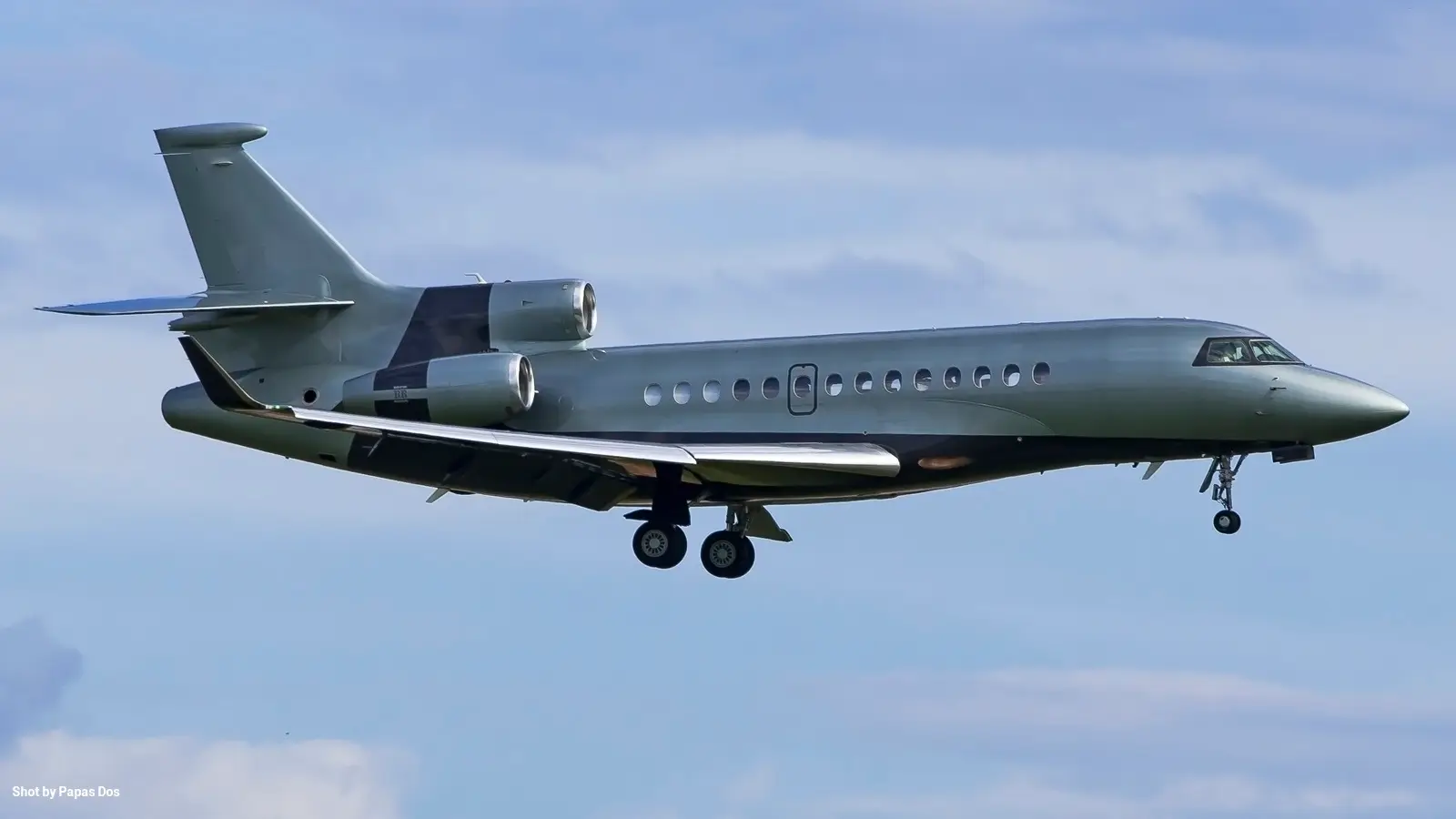 Dassault Falcon 7X OE-LRR operated by Avcon Jet AG photo 4