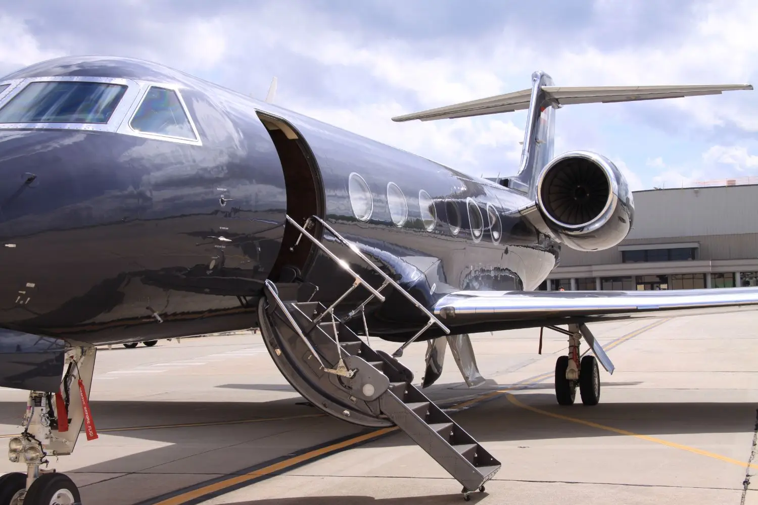 Gulfstream G450 OE-LSC operated by Mjet Gmbh photo 4