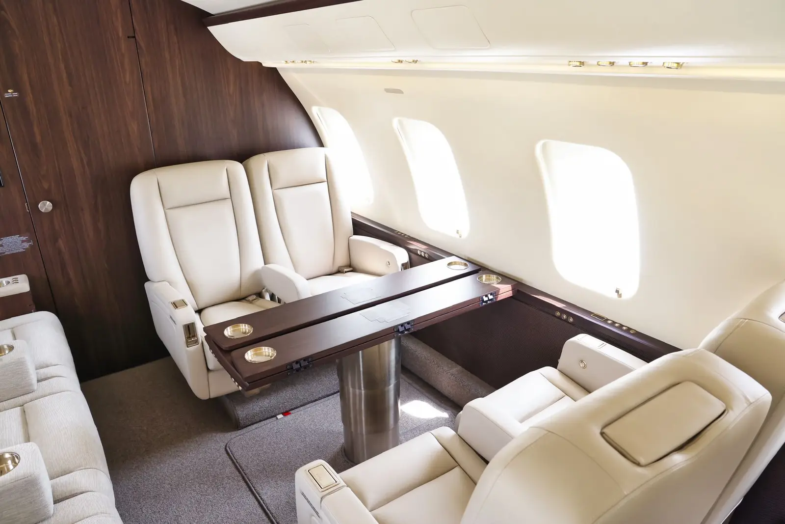 Bombardier Challenger 605 OK-BPS operated by Eclair Aviation photo 4