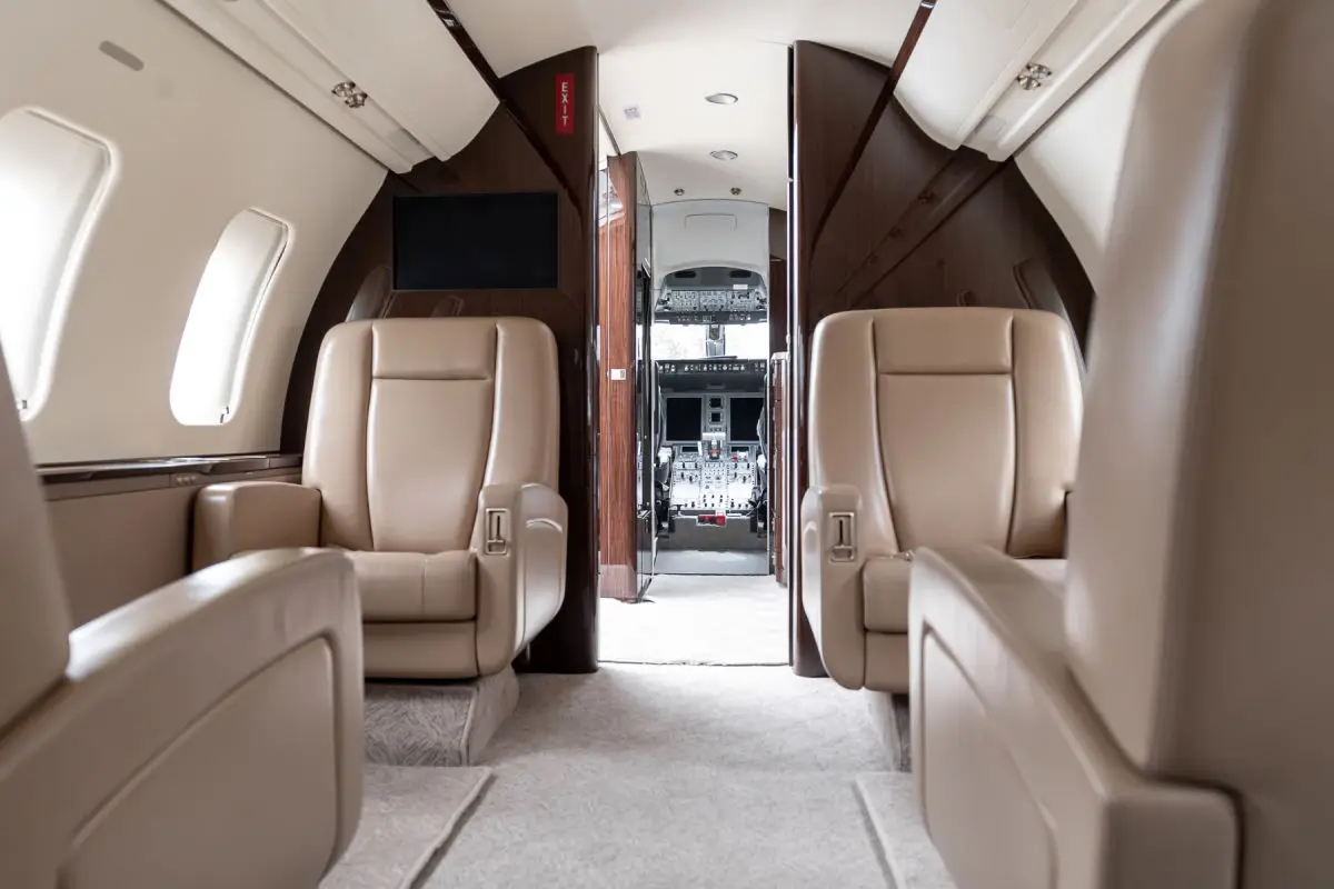 Bombardier Challenger 605 PH-HWM operated by Jetnetherlands photo 4