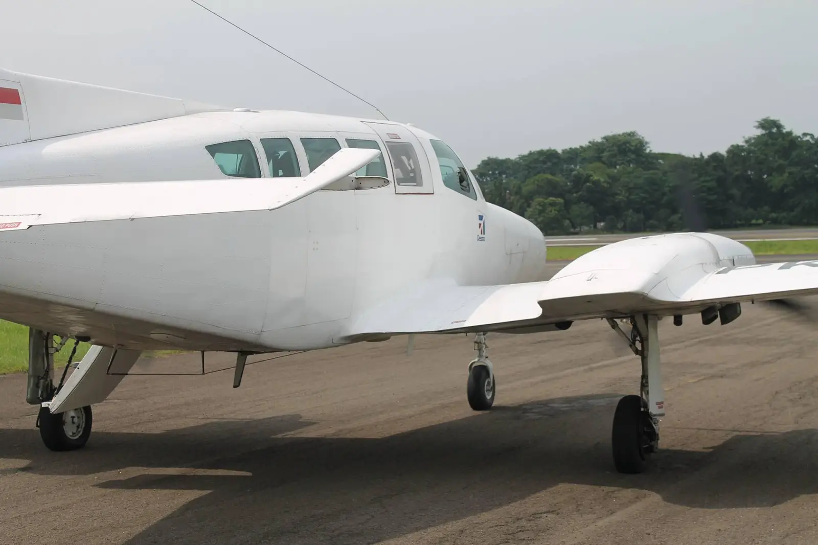 Cessna 402B PK-WLW operated by PT. Whitesky Aviation photo 2