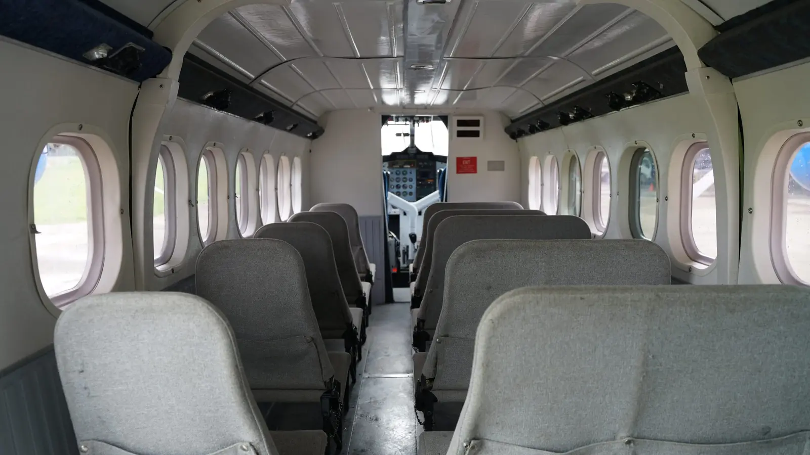 De Havilland DHC-6-300 PZ-TSH operated by Blue Wing Airlines photo 3