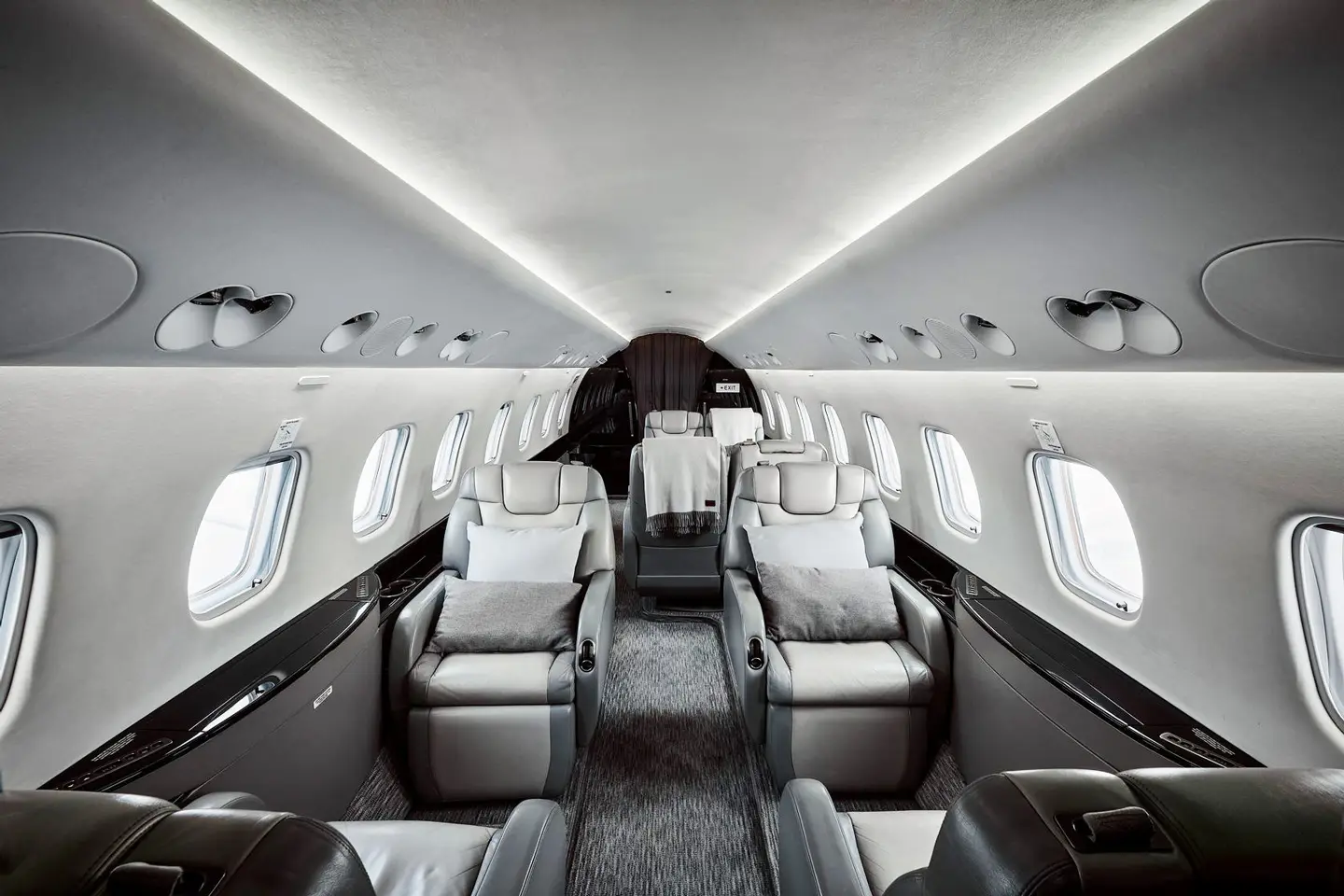 Embraer Legacy 650 RA-02736 operated by SkyLight Airline photo 2