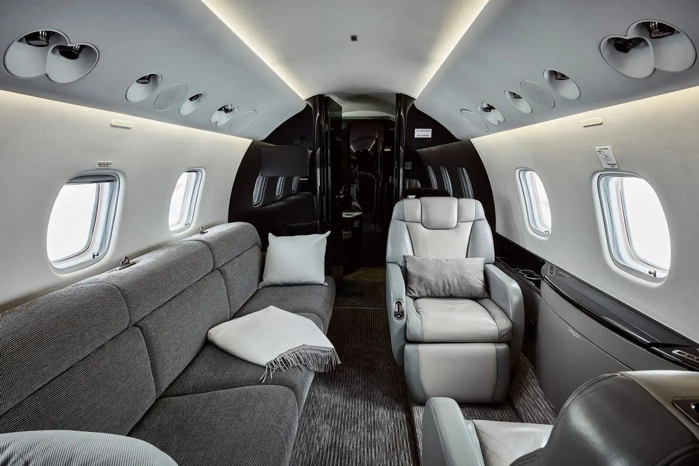 Embraer Legacy 650 RA-02736 operated by SkyLight Airline photo 3