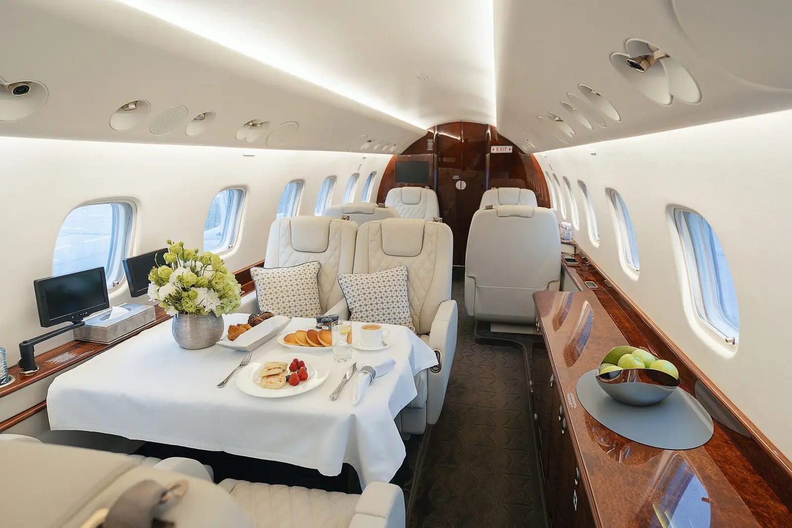 Embraer Legacy 650 RA-02877 operated by Sanret – Avia Management Group photo 2