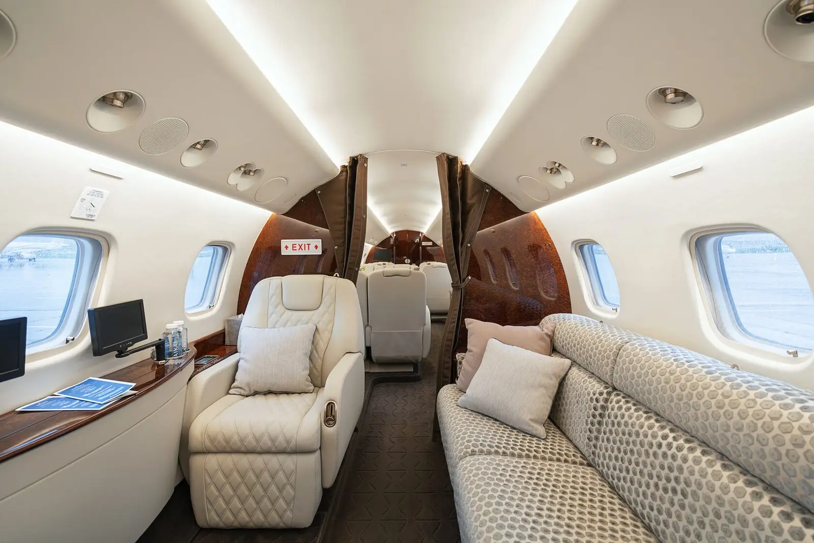 Embraer Legacy 650 RA-02877 operated by Sanret – Avia Management Group photo 3