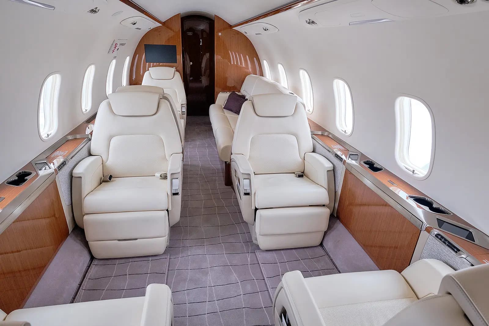 Bombardier Challenger 350 RA-67130 operated by Tulpar Aero Group Ltd. photo 2