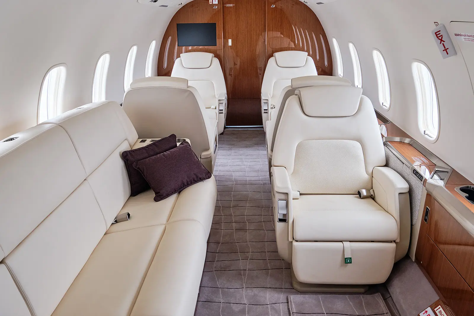 Bombardier Challenger 350 RA-67130 operated by Tulpar Aero Group Ltd. photo 3