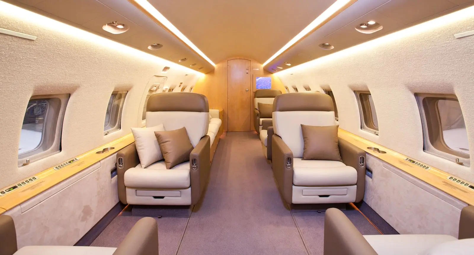 Bombardier Challenger 604 RA-67216 operated by Aviaservice photo 2