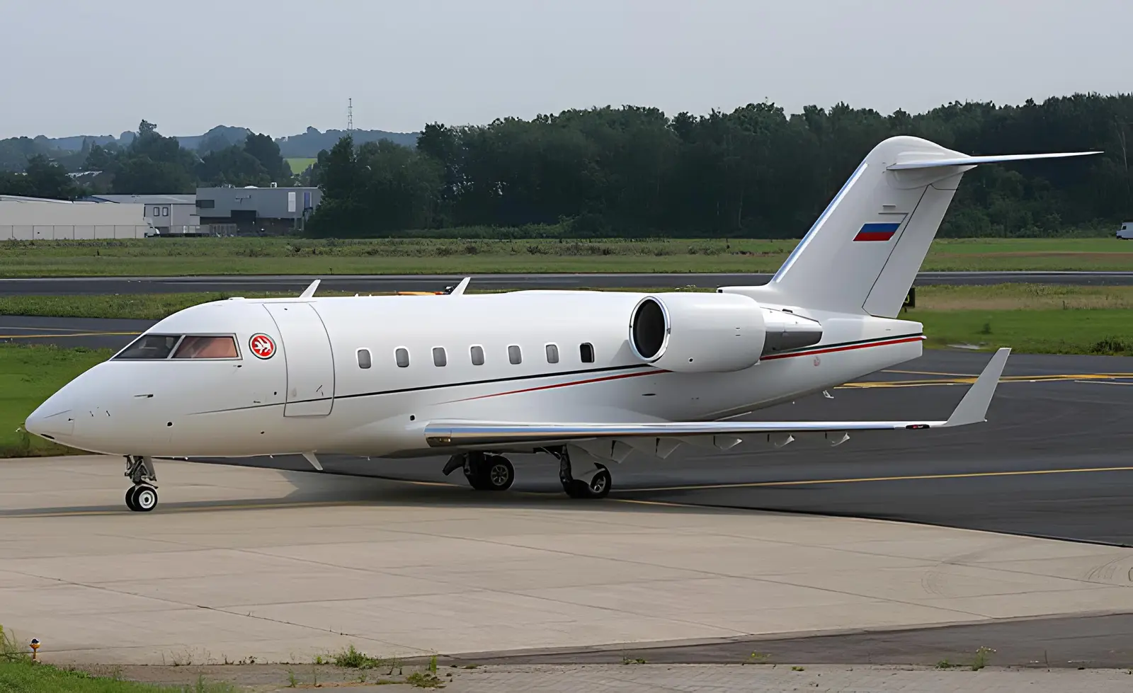 Bombardier Challenger 604 RA-67216 operated by Aviaservice photo 4