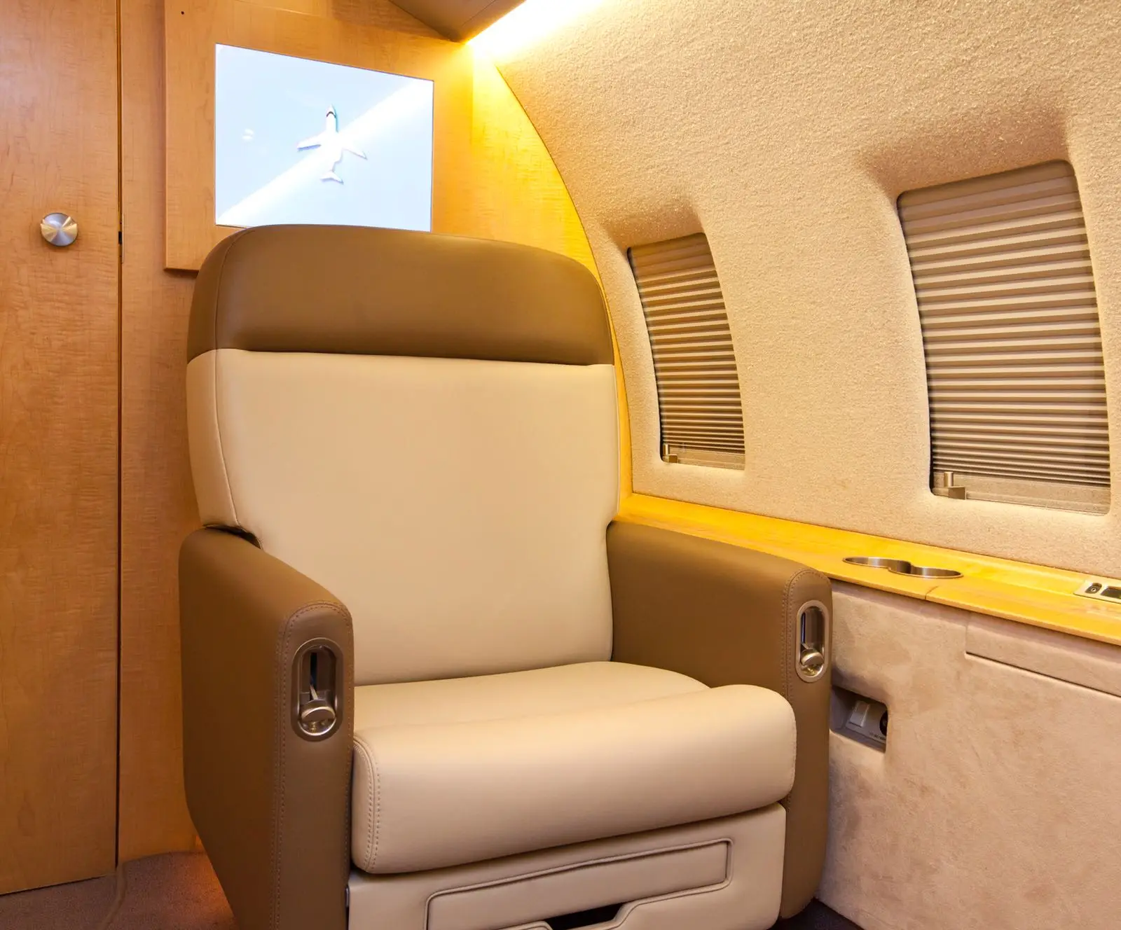 Bombardier Challenger 604 RA-67216 operated by Aviaservice photo 5