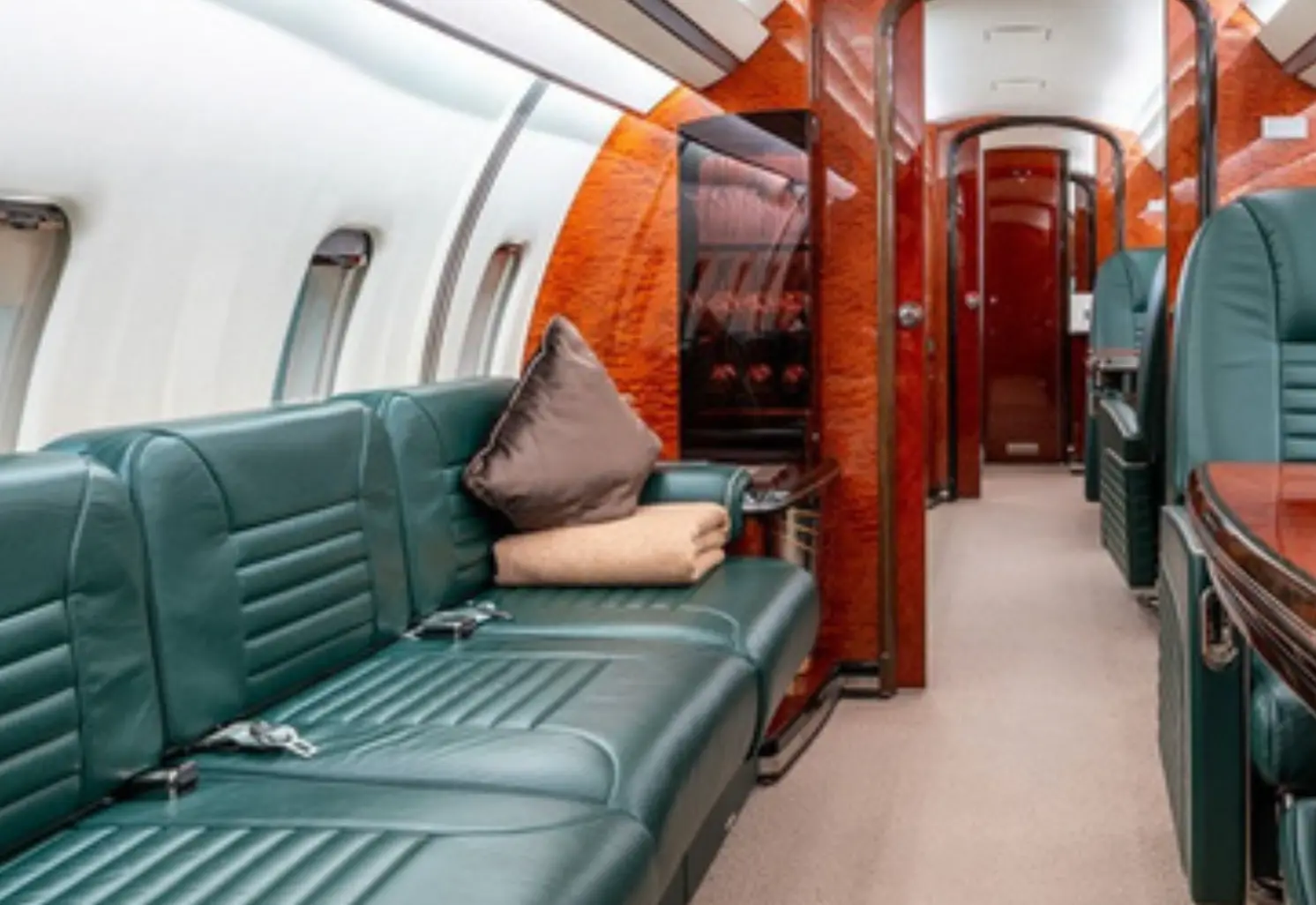 Bombardier Challenger 850 RA-67220 operated by Tulpar Aero Group Ltd. photo 2